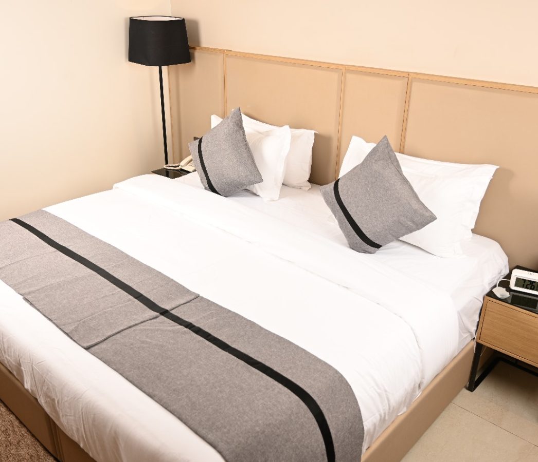 <a href="https://www.vivianparkhotels.com/ar/twin-room-and-living-room-suite">جناح غرفة توأم و غرفة المعيشة<i class="fa fa-arrow-left"></i></a>
