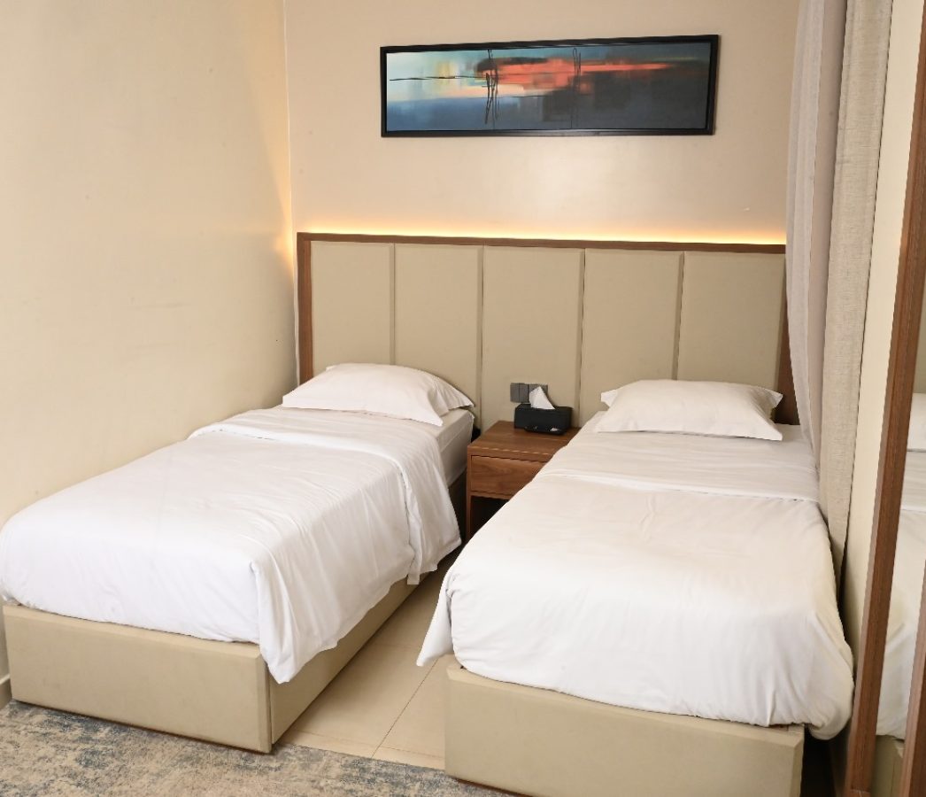 <a href="https://www.vivianparkhotels.com/ar/al-azazia-two-room-family-suite">جناح عائلي من غرفتين  <i class='fa fa-arrow-left'></i></a>